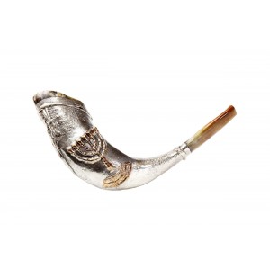 Ram's Polished Horn with a Silver Sleeve & Menorah Decoration by Barsheshet-Ribak Ocasiones Judías