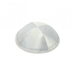 Terylene Kippah with Zigzag Lines and Rim in White Ocasiones Judías