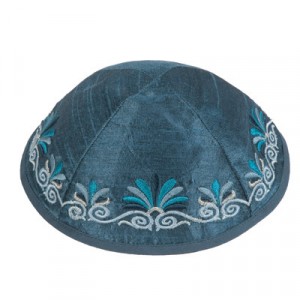 Kipá Azul de Yair Emanuel con bordado de Dátiles Judaica Moderna