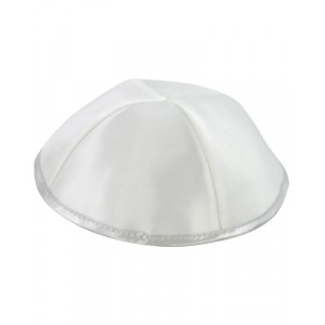 White Satin Kippah with Thin Silver Stripe and Four Sections Judaíca
