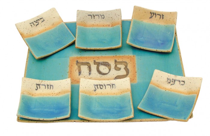 Cerâmica Bege e Turquesa com Texto em Hebraico e Formato Retangular